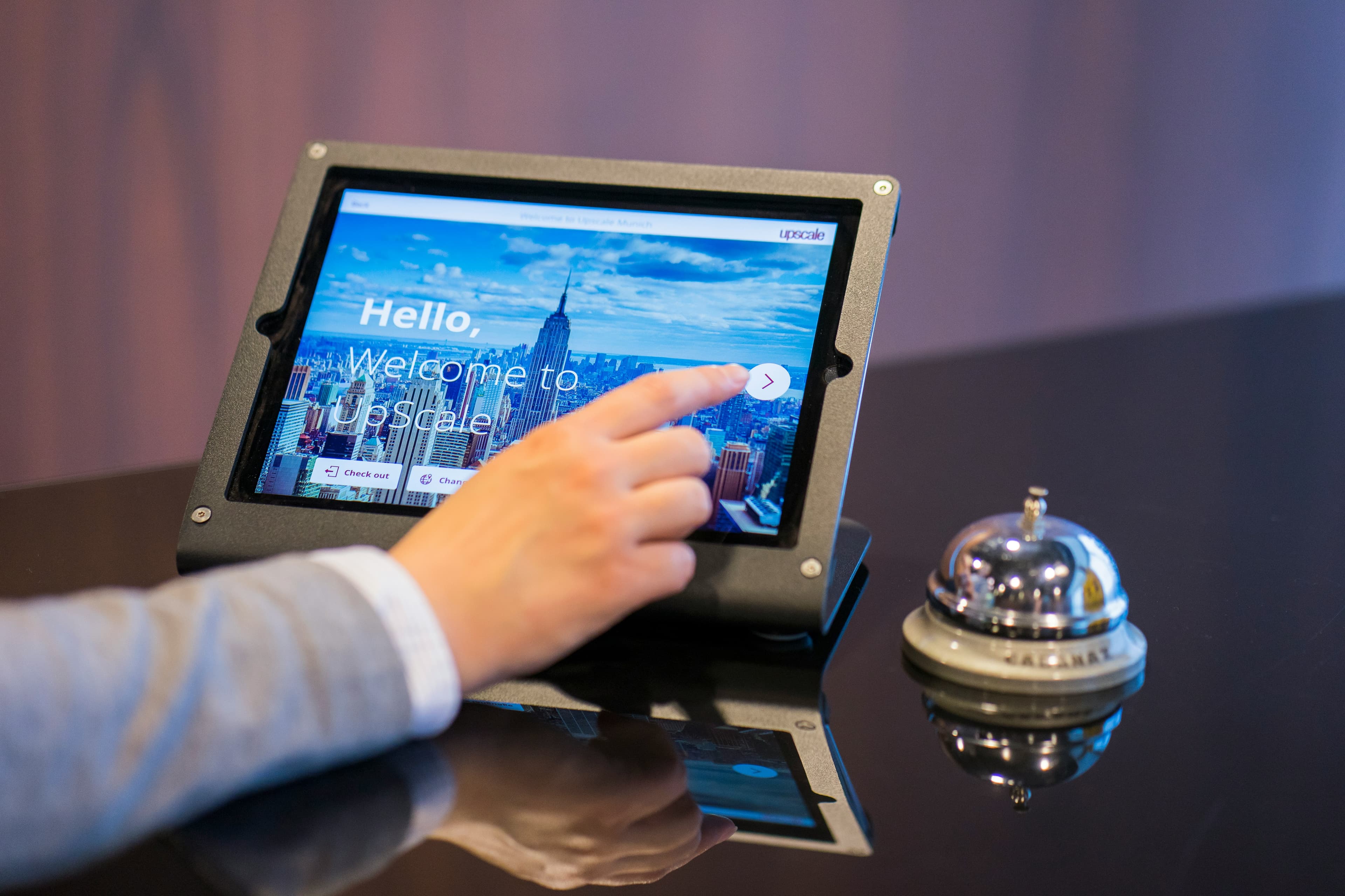 Digitaler Empfangs- und Check-in-Arbeitsplatz im Hotel